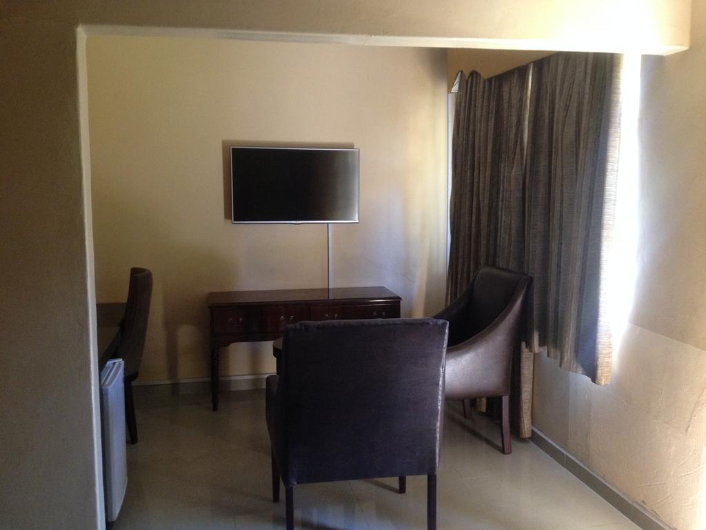 Kadoma Hotel & Conference Centre Extérieur photo