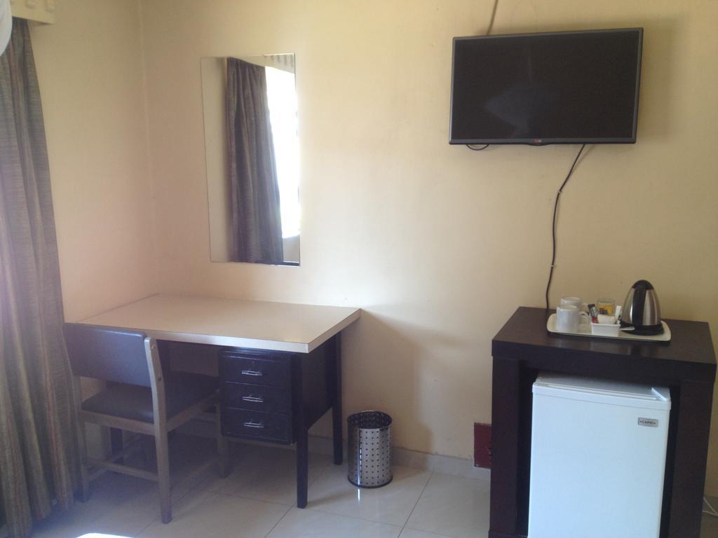 Kadoma Hotel & Conference Centre Extérieur photo