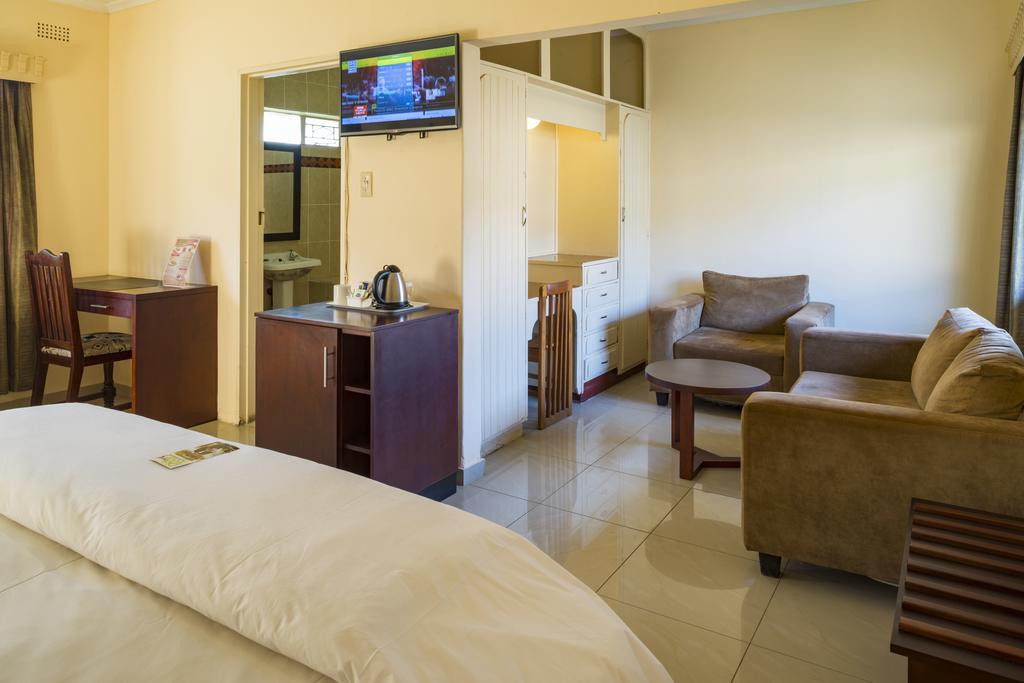 Kadoma Hotel & Conference Centre Extérieur photo
