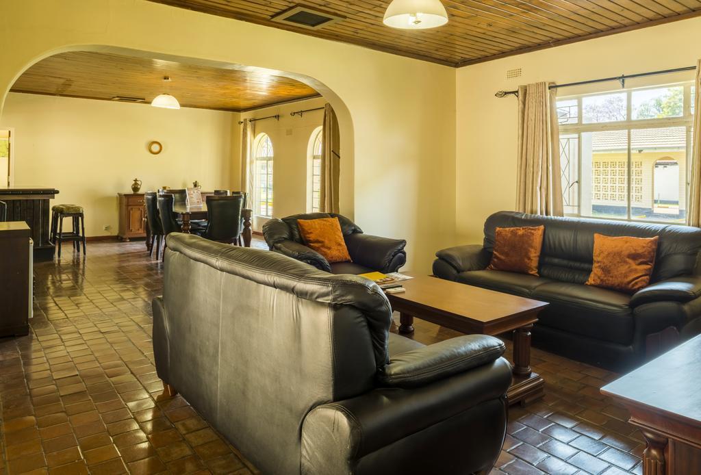Kadoma Hotel & Conference Centre Extérieur photo